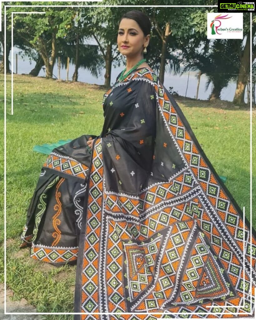 Rachna Banerjee Instagram - Exquisite elegance meets intricate craftsmanship. Embrace the rich heritage and grace of embroidery! Grab this gorgeous 𝐊𝐚𝐭𝐚𝐧 𝐒𝐢𝐥𝐤 𝐰𝐢𝐭𝐡 𝐢𝐧𝐭𝐫𝐢𝐜𝐚𝐭𝐞 𝐆𝐮𝐣𝐫𝐚𝐭𝐢 𝐒𝐭𝐢𝐭𝐜𝐡! 𝐖𝐡𝐚𝐭𝐬𝐚𝐩𝐩 𝐨𝐧 𝟗𝟖𝟑𝟏𝟎𝟑𝟓𝟔𝟔𝟕 𝐭𝐨 𝐨𝐫𝐝𝐞𝐫. #RachnaBanerjee #RachnasCreation #actor #entrepreneur #Fashion #Saree #WeddingCollection #fashion #saree #womenswear #kolkata #mumbai #delhi #chennai #bangalore #hyderabad #joy #KatanSilk #Silk #IndianWeaves #WeavesOfIndia #IndianAttire #GujratiStitch #Embroidery