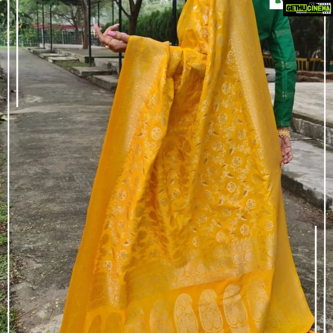 Rachna Banerjee Instagram - The adorable tanchoi benarasi sarees are gorgeous and traditional and made purely of silk. For every Puja or occasion, this is the best fit with the thread borders and the jacquard weaves π’History : The Tanchoi brothers from Gujarat introduced the art to the Indian weavers in Surat (Gujarat), and later the Varanasi weavers also started weaving these Sarees, in less expensive versions. ππ»Care: Dry wash π²ππ‘πππ¬ππ©π© π¨π§ ππππππππππ ππ¨ π¨π«πππ« #RachnaBanerjee #Fashion #Saree #IndianAttire #EthnicWear #Traditional #Fashionista #Style #StayStylish #StayFashionable #StyleStatement #OrderNow #OnlineShopping #fashion #potd #ootd #ootdfashion #likeforlikes #facebookpost #instagram #tanchoi #silk #benarasi