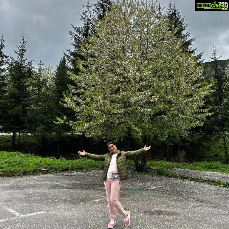 Rachna Banerjee Instagram - Breathtaking natural scenery.. Pedestrian zones and parks makes Sarajevo a pleasant n unique place . #RachnaBanerjee #actress #entrepreneur #travel #instagram #instapostoftheday #instagood #europe #travelphotography #lovefortravel #lovethenature🍃🍂🌿🌳😍 #vacation #goodvibes #goodtime