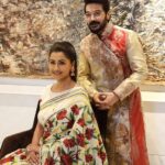 Rachna Banerjee Instagram - Sharing moments from with my most favourite actor and co-star @prosenstar 🤩 My Saree: Kantha Stitch on Tussar Saree Courtesy: Rachna's Creation 𝐖𝐡𝐚𝐭𝐬𝐚𝐩𝐩 𝐨𝐧 𝟗𝟖𝟑𝟏𝟎𝟑𝟓𝟔𝟔𝟕 𝐭𝐨 𝐨𝐫𝐝𝐞𝐫. #RachnaBanerjee #RachnasCreation #Fashion #Saree #Actor #Entrepreneur #ProsenjitChatterjee #Tollywood #Cinema #Duo #PrasenjitRachna