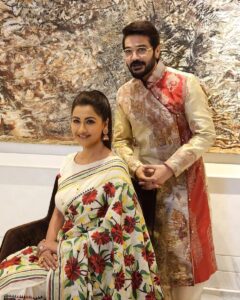 Rachna Banerjee Instagram - Sharing moments from with my most favourite actor and co-star @prosenstar 🤩

My Saree: Kantha Stitch on Tussar
Saree Courtesy: Rachna's Creation

𝐖𝐡𝐚𝐭𝐬𝐚𝐩𝐩 𝐨𝐧 𝟗𝟖𝟑𝟏𝟎𝟑𝟓𝟔𝟔𝟕 𝐭𝐨 𝐨𝐫𝐝𝐞𝐫.

#RachnaBanerjee #RachnasCreation #Fashion #Saree #Actor #Entrepreneur #ProsenjitChatterjee #Tollywood #Cinema #Duo #PrasenjitRachna