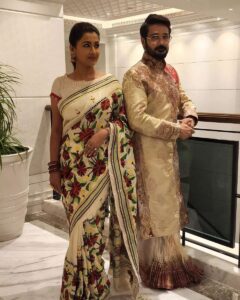 Rachna Banerjee Instagram - Sharing moments from with my most favourite actor and co-star @prosenstar 🤩

My Saree: Kantha Stitch on Tussar
Saree Courtesy: Rachna's Creation

𝐖𝐡𝐚𝐭𝐬𝐚𝐩𝐩 𝐨𝐧 𝟗𝟖𝟑𝟏𝟎𝟑𝟓𝟔𝟔𝟕 𝐭𝐨 𝐨𝐫𝐝𝐞𝐫.

#RachnaBanerjee #RachnasCreation #Fashion #Saree #Actor #Entrepreneur #ProsenjitChatterjee #Tollywood #Cinema #Duo #PrasenjitRachna