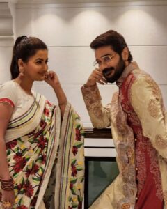 Rachna Banerjee Instagram - Sharing moments from with my most favourite actor and co-star @prosenstar 🤩

My Saree: Kantha Stitch on Tussar
Saree Courtesy: Rachna's Creation

𝐖𝐡𝐚𝐭𝐬𝐚𝐩𝐩 𝐨𝐧 𝟗𝟖𝟑𝟏𝟎𝟑𝟓𝟔𝟔𝟕 𝐭𝐨 𝐨𝐫𝐝𝐞𝐫.

#RachnaBanerjee #RachnasCreation #Fashion #Saree #Actor #Entrepreneur #ProsenjitChatterjee #Tollywood #Cinema #Duo #PrasenjitRachna