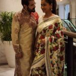 Rachna Banerjee Instagram - Sharing moments from with my most favourite actor and co-star @prosenstar 🤩 My Saree: Kantha Stitch on Tussar Saree Courtesy: Rachna's Creation 𝐖𝐡𝐚𝐭𝐬𝐚𝐩𝐩 𝐨𝐧 𝟗𝟖𝟑𝟏𝟎𝟑𝟓𝟔𝟔𝟕 𝐭𝐨 𝐨𝐫𝐝𝐞𝐫. #RachnaBanerjee #RachnasCreation #Fashion #Saree #Actor #Entrepreneur #ProsenjitChatterjee #Tollywood #Cinema #Duo #PrasenjitRachna