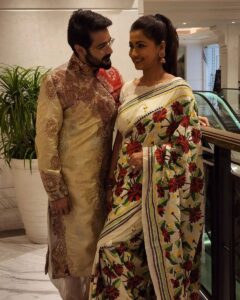 Rachna Banerjee Instagram - Sharing moments from with my most favourite actor and co-star @prosenstar 🤩

My Saree: Kantha Stitch on Tussar
Saree Courtesy: Rachna's Creation

𝐖𝐡𝐚𝐭𝐬𝐚𝐩𝐩 𝐨𝐧 𝟗𝟖𝟑𝟏𝟎𝟑𝟓𝟔𝟔𝟕 𝐭𝐨 𝐨𝐫𝐝𝐞𝐫.

#RachnaBanerjee #RachnasCreation #Fashion #Saree #Actor #Entrepreneur #ProsenjitChatterjee #Tollywood #Cinema #Duo #PrasenjitRachna