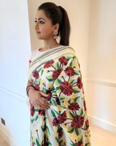Rachna Banerjee Instagram - Sharing moments from with my most favourite actor and co-star @prosenstar 🤩

My Saree: Kantha Stitch on Tussar
Saree Courtesy: Rachna's Creation

𝐖𝐡𝐚𝐭𝐬𝐚𝐩𝐩 𝐨𝐧 𝟗𝟖𝟑𝟏𝟎𝟑𝟓𝟔𝟔𝟕 𝐭𝐨 𝐨𝐫𝐝𝐞𝐫.

#RachnaBanerjee #RachnasCreation #Fashion #Saree #Actor #Entrepreneur #ProsenjitChatterjee #Tollywood #Cinema #Duo #PrasenjitRachna