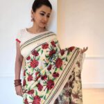Rachna Banerjee Instagram - Sharing moments from with my most favourite actor and co-star @prosenstar 🤩 My Saree: Kantha Stitch on Tussar Saree Courtesy: Rachna's Creation 𝐖𝐡𝐚𝐭𝐬𝐚𝐩𝐩 𝐨𝐧 𝟗𝟖𝟑𝟏𝟎𝟑𝟓𝟔𝟔𝟕 𝐭𝐨 𝐨𝐫𝐝𝐞𝐫. #RachnaBanerjee #RachnasCreation #Fashion #Saree #Actor #Entrepreneur #ProsenjitChatterjee #Tollywood #Cinema #Duo #PrasenjitRachna