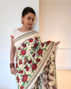 Rachna Banerjee Instagram - Sharing moments from with my most favourite actor and co-star @prosenstar 🤩

My Saree: Kantha Stitch on Tussar
Saree Courtesy: Rachna's Creation

𝐖𝐡𝐚𝐭𝐬𝐚𝐩𝐩 𝐨𝐧 𝟗𝟖𝟑𝟏𝟎𝟑𝟓𝟔𝟔𝟕 𝐭𝐨 𝐨𝐫𝐝𝐞𝐫.

#RachnaBanerjee #RachnasCreation #Fashion #Saree #Actor #Entrepreneur #ProsenjitChatterjee #Tollywood #Cinema #Duo #PrasenjitRachna