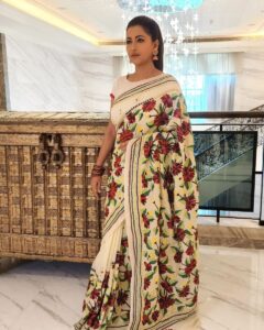 Rachna Banerjee Instagram - Sharing moments from with my most favourite actor and co-star @prosenstar 🤩

My Saree: Kantha Stitch on Tussar
Saree Courtesy: Rachna's Creation

𝐖𝐡𝐚𝐭𝐬𝐚𝐩𝐩 𝐨𝐧 𝟗𝟖𝟑𝟏𝟎𝟑𝟓𝟔𝟔𝟕 𝐭𝐨 𝐨𝐫𝐝𝐞𝐫.

#RachnaBanerjee #RachnasCreation #Fashion #Saree #Actor #Entrepreneur #ProsenjitChatterjee #Tollywood #Cinema #Duo #PrasenjitRachna