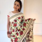 Rachna Banerjee Instagram - Sharing moments from with my most favourite actor and co-star @prosenstar 🤩 My Saree: Kantha Stitch on Tussar Saree Courtesy: Rachna's Creation 𝐖𝐡𝐚𝐭𝐬𝐚𝐩𝐩 𝐨𝐧 𝟗𝟖𝟑𝟏𝟎𝟑𝟓𝟔𝟔𝟕 𝐭𝐨 𝐨𝐫𝐝𝐞𝐫. #RachnaBanerjee #RachnasCreation #Fashion #Saree #Actor #Entrepreneur #ProsenjitChatterjee #Tollywood #Cinema #Duo #PrasenjitRachna