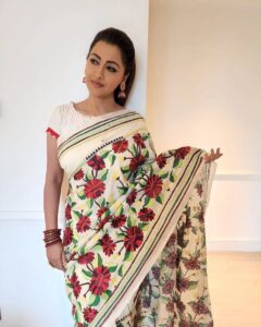 Rachna Banerjee Instagram - Sharing moments from with my most favourite actor and co-star @prosenstar 🤩

My Saree: Kantha Stitch on Tussar
Saree Courtesy: Rachna's Creation

𝐖𝐡𝐚𝐭𝐬𝐚𝐩𝐩 𝐨𝐧 𝟗𝟖𝟑𝟏𝟎𝟑𝟓𝟔𝟔𝟕 𝐭𝐨 𝐨𝐫𝐝𝐞𝐫.

#RachnaBanerjee #RachnasCreation #Fashion #Saree #Actor #Entrepreneur #ProsenjitChatterjee #Tollywood #Cinema #Duo #PrasenjitRachna