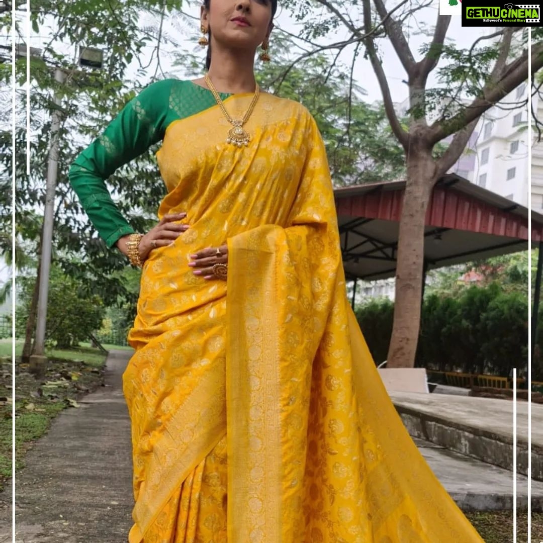 Rachna Banerjee Instagram - The adorable tanchoi benarasi sarees are gorgeous and traditional and made purely of silk. For every Puja or occasion, this is the best fit with the thread borders and the jacquard weaves π’History : The Tanchoi brothers from Gujarat introduced the art to the Indian weavers in Surat (Gujarat), and later the Varanasi weavers also started weaving these Sarees, in less expensive versions. ππ»Care: Dry wash π²ππ‘πππ¬ππ©π© π¨π§ ππππππππππ ππ¨ π¨π«πππ« #RachnaBanerjee #Fashion #Saree #IndianAttire #EthnicWear #Traditional #Fashionista #Style #StayStylish #StayFashionable #StyleStatement #OrderNow #OnlineShopping #fashion #potd #ootd #ootdfashion #likeforlikes #facebookpost #instagram #tanchoi #silk #benarasi