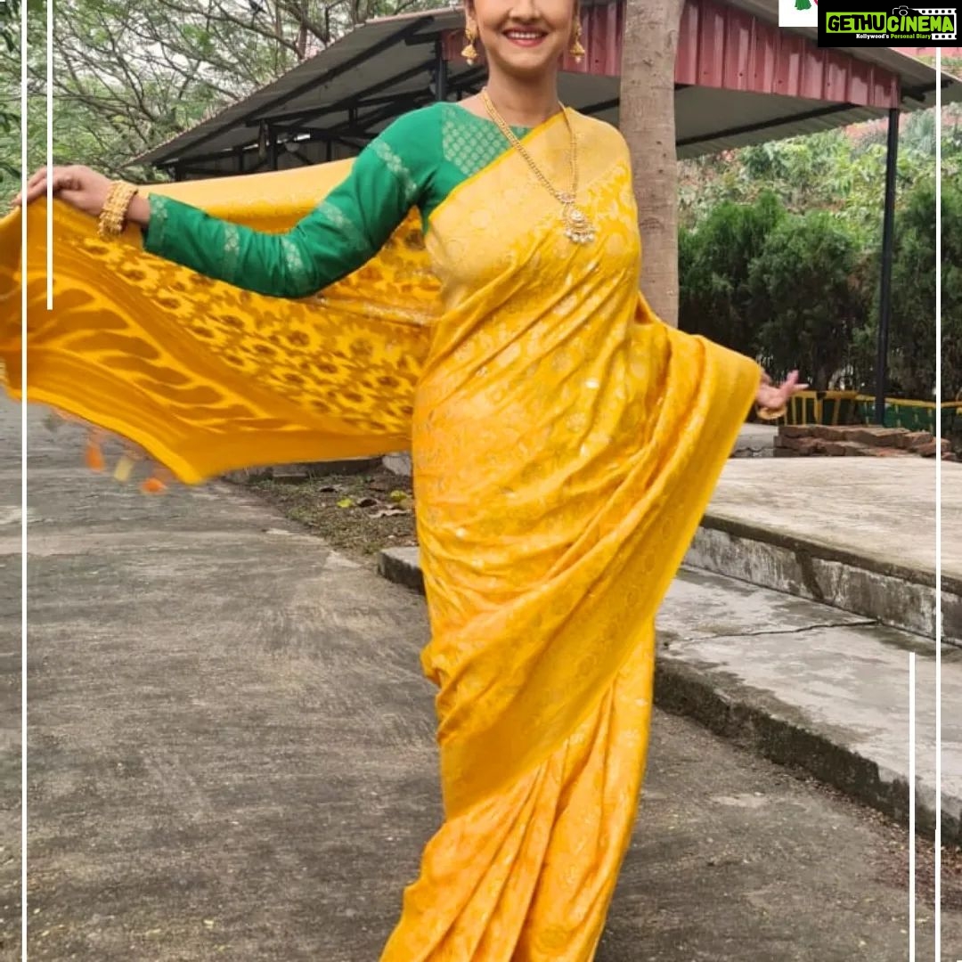 Rachna Banerjee Instagram - The adorable tanchoi benarasi sarees are gorgeous and traditional and made purely of silk. For every Puja or occasion, this is the best fit with the thread borders and the jacquard weaves π’History : The Tanchoi brothers from Gujarat introduced the art to the Indian weavers in Surat (Gujarat), and later the Varanasi weavers also started weaving these Sarees, in less expensive versions. ππ»Care: Dry wash π²ππ‘πππ¬ππ©π© π¨π§ ππππππππππ ππ¨ π¨π«πππ« #RachnaBanerjee #Fashion #Saree #IndianAttire #EthnicWear #Traditional #Fashionista #Style #StayStylish #StayFashionable #StyleStatement #OrderNow #OnlineShopping #fashion #potd #ootd #ootdfashion #likeforlikes #facebookpost #instagram #tanchoi #silk #benarasi