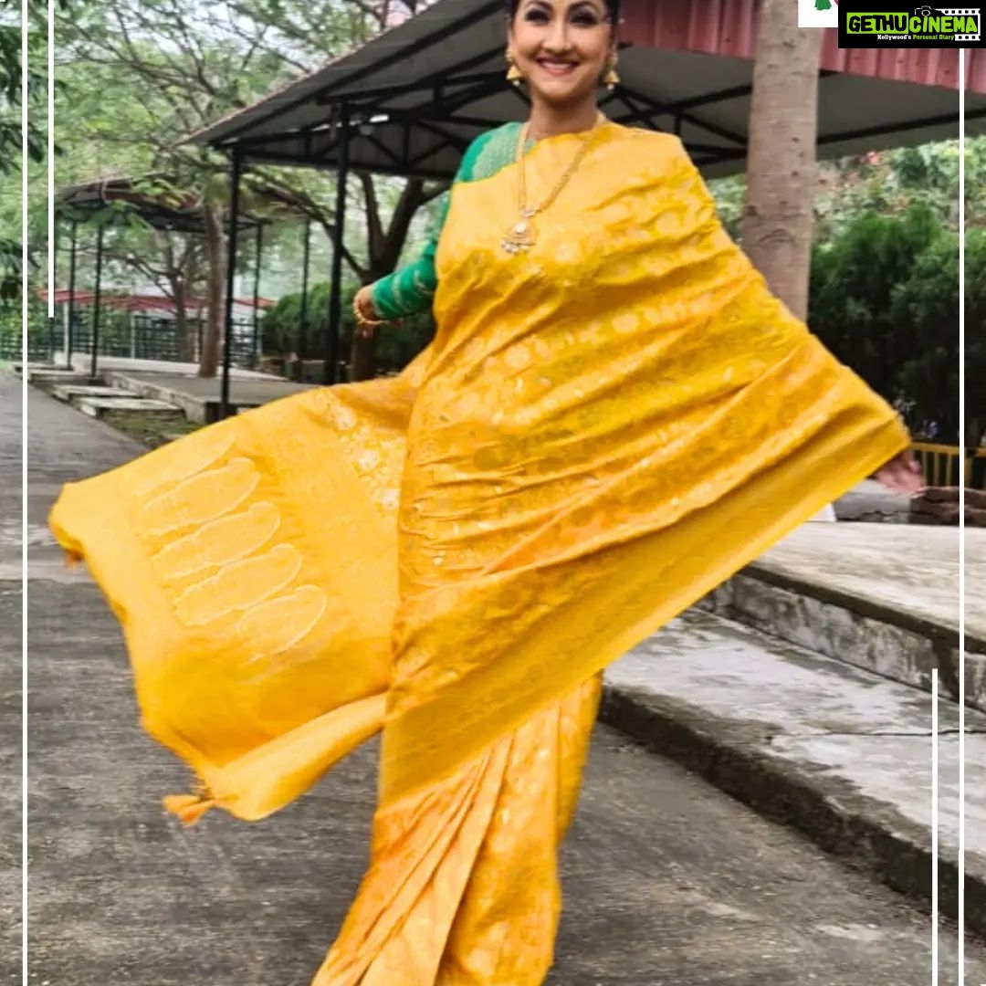 Rachna Banerjee Instagram - The adorable tanchoi benarasi sarees are gorgeous and traditional and made purely of silk. For every Puja or occasion, this is the best fit with the thread borders and the jacquard weaves π’History : The Tanchoi brothers from Gujarat introduced the art to the Indian weavers in Surat (Gujarat), and later the Varanasi weavers also started weaving these Sarees, in less expensive versions. ππ»Care: Dry wash π²ππ‘πππ¬ππ©π© π¨π§ ππππππππππ ππ¨ π¨π«πππ« #RachnaBanerjee #Fashion #Saree #IndianAttire #EthnicWear #Traditional #Fashionista #Style #StayStylish #StayFashionable #StyleStatement #OrderNow #OnlineShopping #fashion #potd #ootd #ootdfashion #likeforlikes #facebookpost #instagram #tanchoi #silk #benarasi