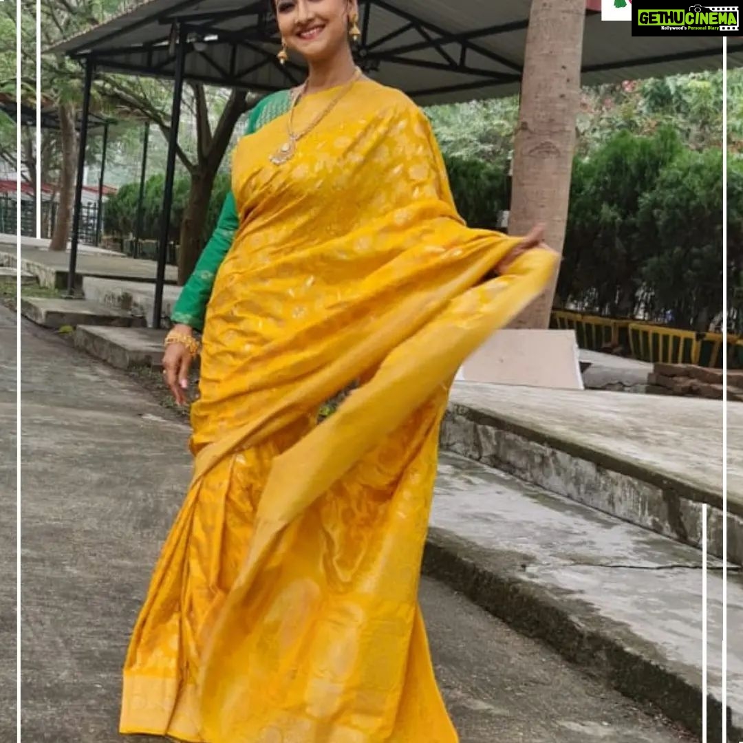 Rachna Banerjee Instagram - The adorable tanchoi benarasi sarees are gorgeous and traditional and made purely of silk. For every Puja or occasion, this is the best fit with the thread borders and the jacquard weaves π’History : The Tanchoi brothers from Gujarat introduced the art to the Indian weavers in Surat (Gujarat), and later the Varanasi weavers also started weaving these Sarees, in less expensive versions. ππ»Care: Dry wash π²ππ‘πππ¬ππ©π© π¨π§ ππππππππππ ππ¨ π¨π«πππ« #RachnaBanerjee #Fashion #Saree #IndianAttire #EthnicWear #Traditional #Fashionista #Style #StayStylish #StayFashionable #StyleStatement #OrderNow #OnlineShopping #fashion #potd #ootd #ootdfashion #likeforlikes #facebookpost #instagram #tanchoi #silk #benarasi