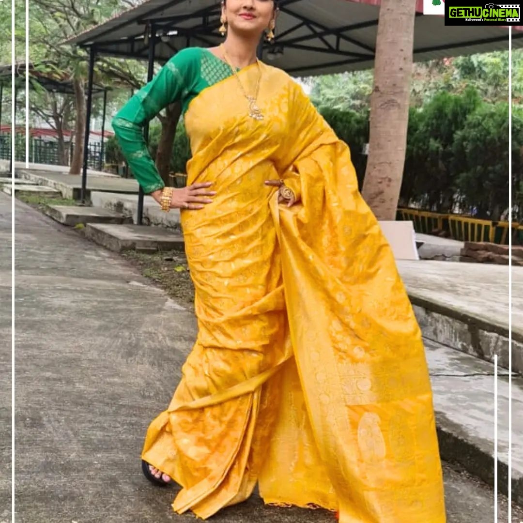 Rachna Banerjee Instagram - The adorable tanchoi benarasi sarees are gorgeous and traditional and made purely of silk. For every Puja or occasion, this is the best fit with the thread borders and the jacquard weaves π’History : The Tanchoi brothers from Gujarat introduced the art to the Indian weavers in Surat (Gujarat), and later the Varanasi weavers also started weaving these Sarees, in less expensive versions. ππ»Care: Dry wash π²ππ‘πππ¬ππ©π© π¨π§ ππππππππππ ππ¨ π¨π«πππ« #RachnaBanerjee #Fashion #Saree #IndianAttire #EthnicWear #Traditional #Fashionista #Style #StayStylish #StayFashionable #StyleStatement #OrderNow #OnlineShopping #fashion #potd #ootd #ootdfashion #likeforlikes #facebookpost #instagram #tanchoi #silk #benarasi