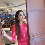 Raksha Gowda Instagram - When your always hungry during shoot😂😂 @rakshaa_official what are we eating?😋 Tag you’re food partner😂😛 @starmaa #starmaaserials #guppedanthamanasu #rasagnyaritu #rakshagowda #rasagnyareddy #foodpartner #reels #reelsinstagram #comedyreels