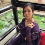 Rashmi Agdekar Instagram – Flaunting my भारतीय -ness 🪷

This graceful fit by @hasliofficial has my 💜 
📸 by @abhishek_agdekar 

#indianfashion #purpleaesthetic #womensfashion