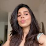 Rashmi Agdekar Instagram - Post self-test mandatory photoshoot 🌝 Rashmi unfiltered found in last slide 👽 #selftapemakeupmusing #shotoniphone #actress #actorslife #selfportrait