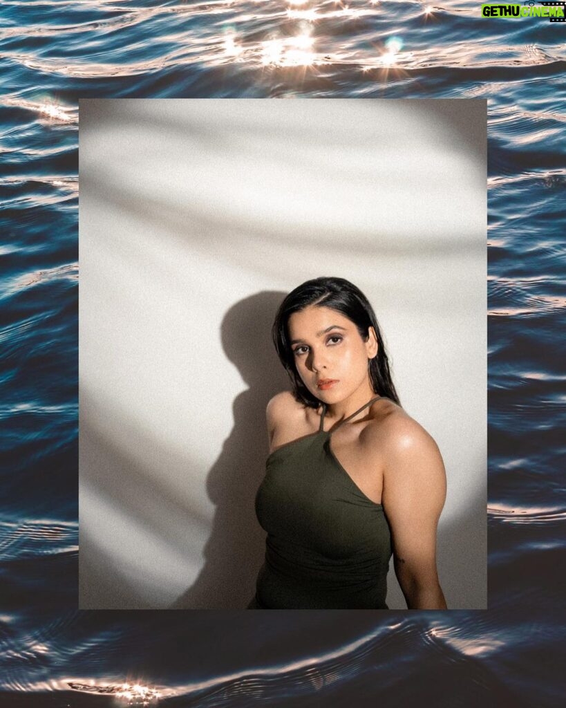 Rashmi Agdekar Instagram - as the last slide says : eye on the price 🖤 Photos - @sprinkledwords Makeup- @shreeyasalvi_ Hair- @_hair.me.out._ Styling- @swagkumari Jewellery- @blingthingstore Along with - @i_ivin @meghamax @khushal_tilloo #portrait #actress #photoshoot #pose