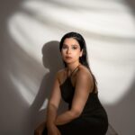 Rashmi Agdekar Instagram - as the last slide says : eye on the price 🖤 Photos - @sprinkledwords Makeup- @shreeyasalvi_ Hair- @_hair.me.out._ Styling- @swagkumari Jewellery- @blingthingstore Along with - @i_ivin @meghamax @khushal_tilloo #portrait #actress #photoshoot #pose