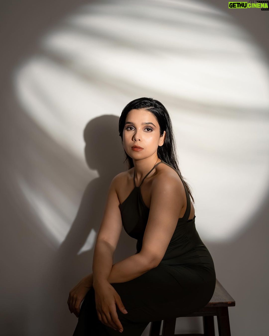 Rashmi Agdekar Instagram - as the last slide says : eye on the price 🖤 Photos - @sprinkledwords Makeup- @shreeyasalvi_ Hair- @_hair.me.out._ Styling- @swagkumari Jewellery- @blingthingstore Along with - @i_ivin @meghamax @khushal_tilloo #portrait #actress #photoshoot #pose