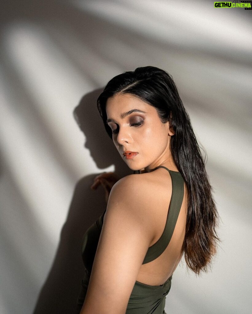 Rashmi Agdekar Instagram - as the last slide says : eye on the price 🖤 Photos - @sprinkledwords Makeup- @shreeyasalvi_ Hair- @_hair.me.out._ Styling- @swagkumari Jewellery- @blingthingstore Along with - @i_ivin @meghamax @khushal_tilloo #portrait #actress #photoshoot #pose