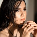 Rashmi Agdekar Instagram - as the last slide says : eye on the price 🖤 Photos - @sprinkledwords Makeup- @shreeyasalvi_ Hair- @_hair.me.out._ Styling- @swagkumari Jewellery- @blingthingstore Along with - @i_ivin @meghamax @khushal_tilloo #portrait #actress #photoshoot #pose