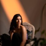 Rashmi Agdekar Instagram - Waiting for my food… ….Aesthetically 😄 📸- @sprinkledwords Makeup- @shreeyasalvi_ Hair- @_hair.me.out._ Styling- @swagkumari @i_ivin @khushal_tilloo @meghamax #portrait #actress #explorepage #whereismyfood