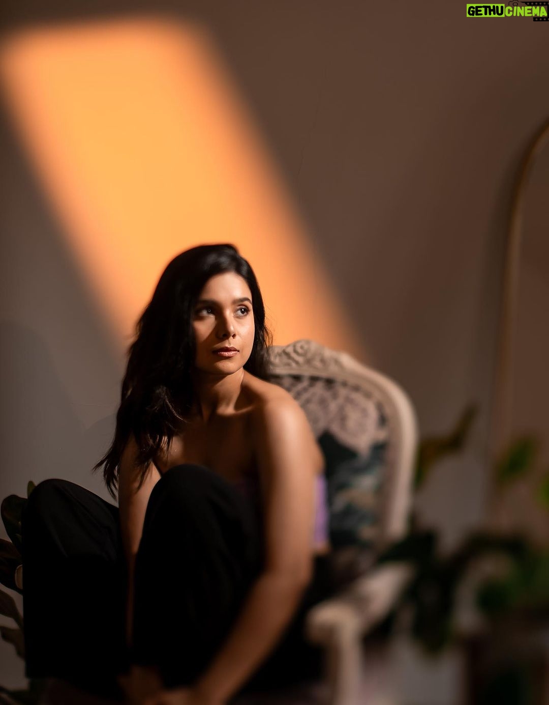 Rashmi Agdekar Instagram - Waiting for my food… ….Aesthetically 😄 📸- @sprinkledwords Makeup- @shreeyasalvi_ Hair- @_hair.me.out._ Styling- @swagkumari @i_ivin @khushal_tilloo @meghamax #portrait #actress #explorepage #whereismyfood