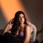 Rashmi Agdekar Instagram - Waiting for my food… ….Aesthetically 😄 📸- @sprinkledwords Makeup- @shreeyasalvi_ Hair- @_hair.me.out._ Styling- @swagkumari @i_ivin @khushal_tilloo @meghamax #portrait #actress #explorepage #whereismyfood