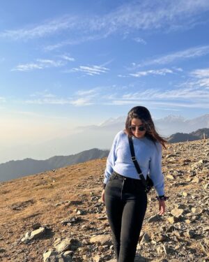 Rashmi Agdekar Instagram - Woke up thinking ,
“ पहाड़ों मे shift हो जाऊँ क्या ! “ 😅

#wanderlust 
#themountainsarecalling #incredibleindia