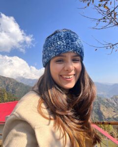 Rashmi Agdekar Instagram - Woke up thinking , “ पहाड़ों मे shift हो जाऊँ क्या ! “ 😅 #wanderlust #themountainsarecalling #incredibleindia