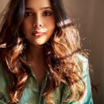 Rashmi Agdekar Instagram – Hello Messy! ✨

📸- @kalyanyasaswi 
Hmu – @thatmakeupmisfit 

#messyhairdontcare #sunkissed #portait #actress #eyetalk