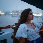 Rashmi Agdekar Instagram – Alexa play ‘O majhi re ‘💜

📸- @portraitsbyadityadesai 
👗- @tejashreeraul 
💄- @madhuradeokute 
💆🏻‍♀️- @seemaaofficial 
🛥️- @fortuneindiasailing