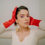 Rashmi Agdekar Instagram - INSPI(RED) 🍄 📸- @smritimdutta Hmu- @athirathakkar Stylist - @tejashreeraul Jewellery- @batoki.art #fashion #editorialportraits #makeup #expimental