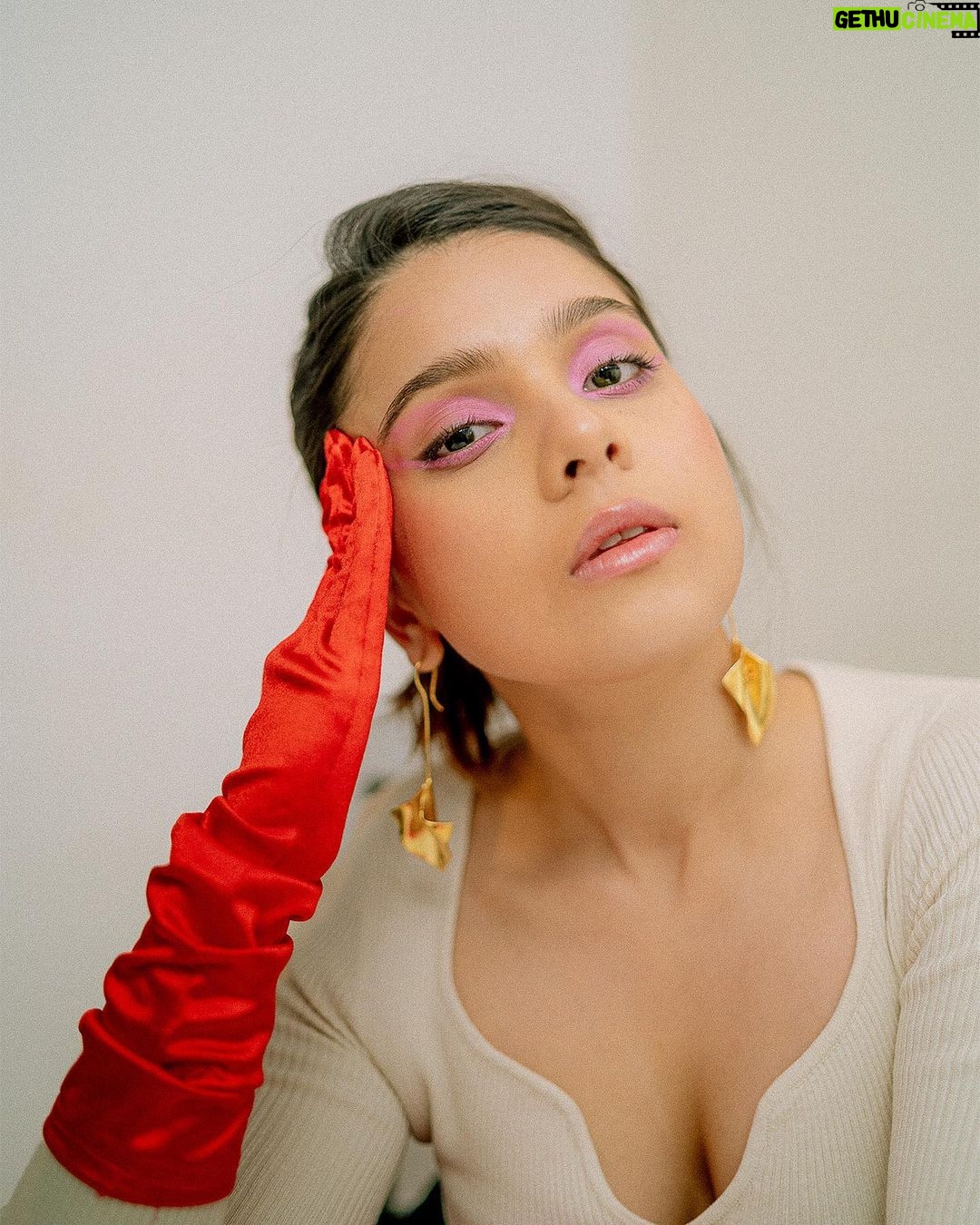 Rashmi Agdekar Instagram - Outtakes from a recent shoot w/ @rashmiagdekar_ Stylist: @tejashreeraul HMU: @athirathakkar Earrings by @batoki.art . . . #sonyalpha #portraits #portraitphotography #photooftheday #photocinematica #filmlooks #red #gloves #whites #fashion #35mm #grains Mumbai, Maharashtra