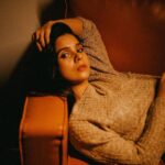 Rashmi Agdekar Instagram – Sofa so good 🧡

📸 – @gauravhingne 
Styled by @dhwanii.jain