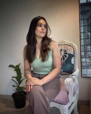 Rashmi Agdekar Instagram - It’s a 🪑 Affair 💕

Thank you @the_gileteen for this customised chair .. I love it 🙏🏼

#shoplocal #indianartisans #vocalforlocal #indiancraftsmanship #homedecorlovers