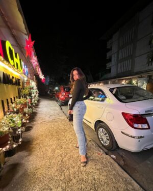 Rashmi Agdekar Instagram - Life lately is nothing but a series of throwback pictures 😂💁🏻‍♀️

Photos by dear @ahsaassy_ 💜

#bighairdontcare