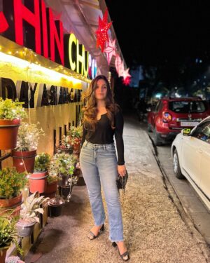 Rashmi Agdekar Instagram - Life lately is nothing but a series of throwback pictures 😂💁🏻‍♀️

Photos by dear @ahsaassy_ 💜

#bighairdontcare