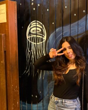 Rashmi Agdekar Instagram - Life lately is nothing but a series of throwback pictures 😂💁🏻‍♀️

Photos by dear @ahsaassy_ 💜

#bighairdontcare