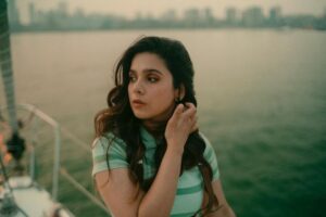 Rashmi Agdekar Instagram - Seas the day! ⚓️

Photos by @portraitsbyadityadesai 
Styling - @tejashreeraul 
Makeup- @madhuradeokute 
Hair - @seemaaofficial 
Yacht sailing with @fortuneindiasailing 🌊

#portraitsatthesea #sailing #arabiansea #beachhairdontcare 
 #ahoy