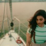 Rashmi Agdekar Instagram – Seas the day! ⚓️

Photos by @portraitsbyadityadesai 
Styling – @tejashreeraul 
Makeup- @madhuradeokute 
Hair – @seemaaofficial 
Yacht sailing with @fortuneindiasailing 🌊

#portraitsatthesea #sailing #arabiansea #beachhairdontcare 
 #ahoy