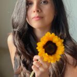 Rashmi Agdekar Instagram – sunset, sunflower and skills of @pranati_rai_prakash 📸💛

Thank you for a lovely evening  Pranati 🌻

#femalegaze #goldenhour