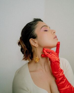 Rashmi Agdekar Instagram - INSPI(RED) 🍄

📸- @smritimdutta 
Hmu- @athirathakkar 
Stylist - @tejashreeraul 
Jewellery- @batoki.art

#fashion #editorialportraits #makeup #expimental
