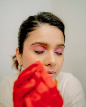 Rashmi Agdekar Instagram - INSPI(RED) 🍄

📸- @smritimdutta 
Hmu- @athirathakkar 
Stylist - @tejashreeraul 
Jewellery- @batoki.art

#fashion #editorialportraits #makeup #expimental