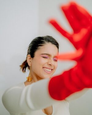 Rashmi Agdekar Instagram - INSPI(RED) 🍄

📸- @smritimdutta 
Hmu- @athirathakkar 
Stylist - @tejashreeraul 
Jewellery- @batoki.art

#fashion #editorialportraits #makeup #expimental