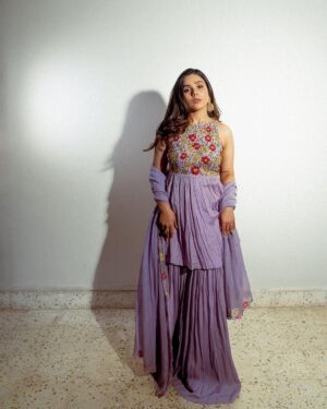 Rashmi Agdekar Instagram - Another day 
Another hue of purple 
#lilac 💜

📸- @smritimdutta 
Outfit - @ease_kv 
Jewellery- @aquamarine_jewellery @sangeetaboochra ✨