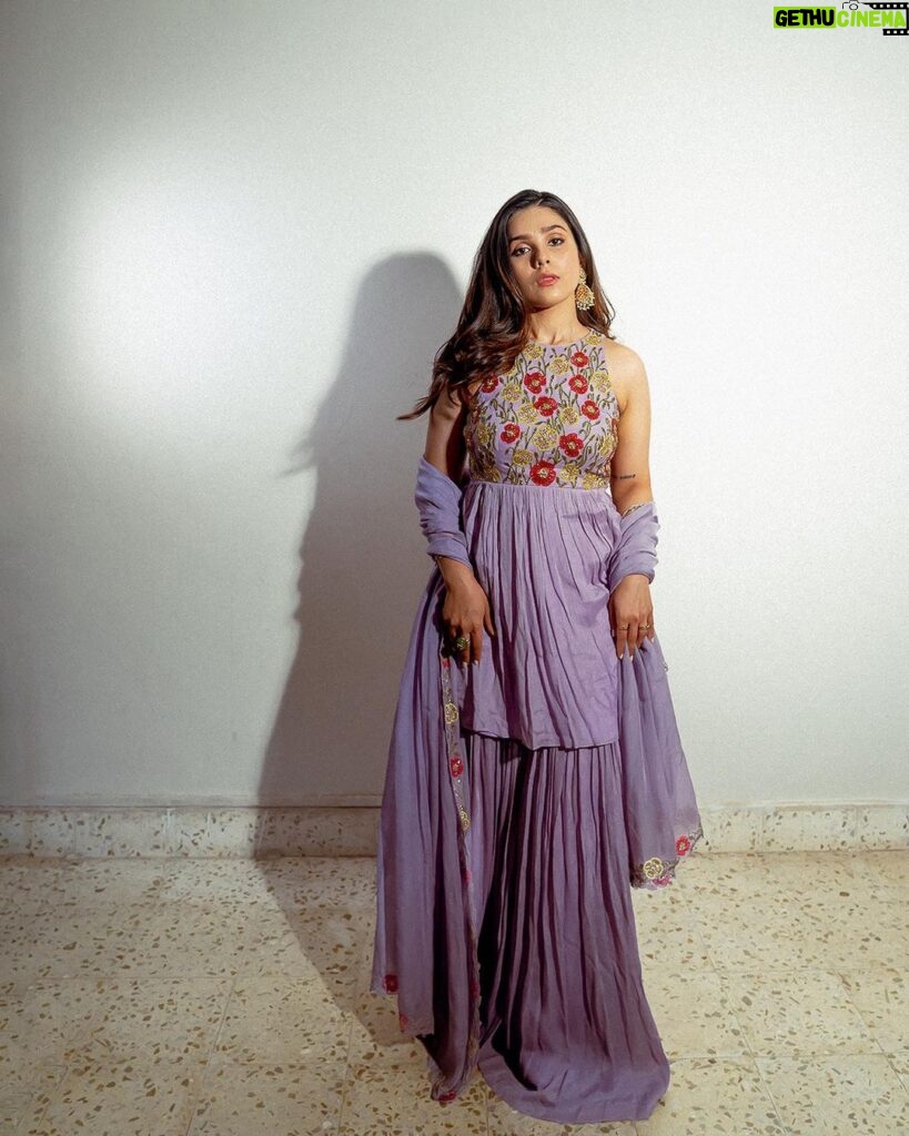 Rashmi Agdekar Instagram - Another day Another hue of purple #lilac 💜 📸- @smritimdutta Outfit - @ease_kv Jewellery- @aquamarine_jewellery @sangeetaboochra ✨